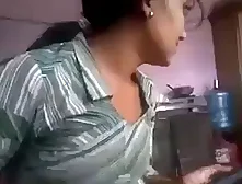 Si rambut coklat yang menakjubkan terlibat dalam tegar m remaja, mengendalikan tiga zakar dengan mudah